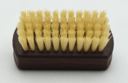 Reisehandwaschbürste und Nagelbürste Thermo-Buchenholz mit Griffmulden. 1 und 5 Reihen helle Naturborsten. Bürstenfabrik Keller seit 1869.